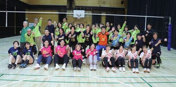 バレーボールレッスンに参加した一般男女